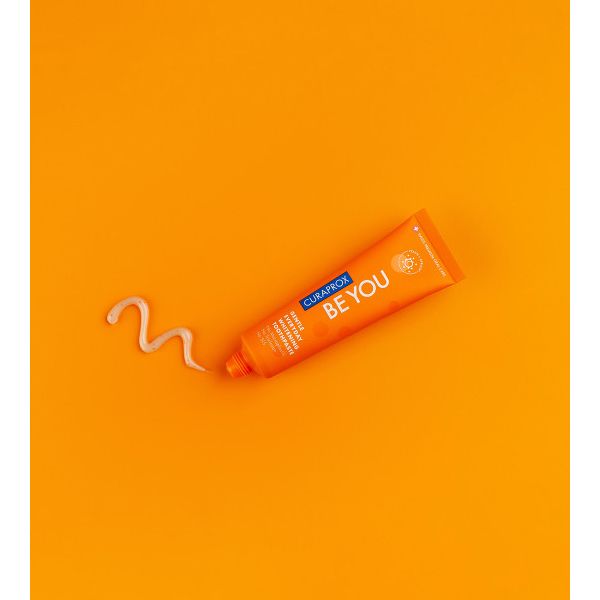 Curaprox [Be you.] Gentle EveryDay Whitening Λευκαντική Οδοντόκρεμα για Προστασία των Ούλων & των Ευαίσθητων Δοντιών Ροδάκινο + Βερύκοκο 60ml